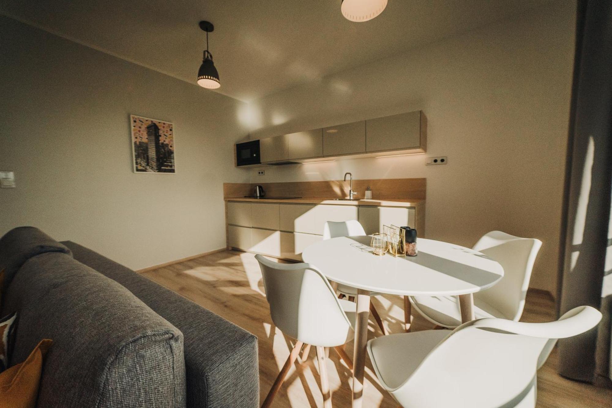 Citybeat Apartments, 400M From The Square بلزن المظهر الخارجي الصورة